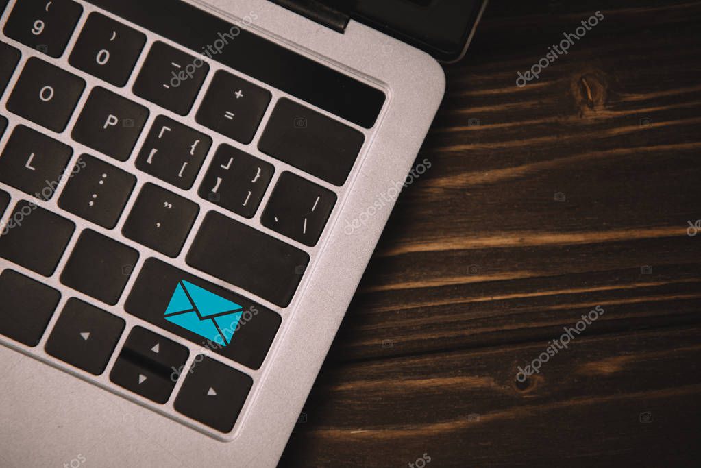 E-Mail-Kommunikation für Kongressteilnehmende auf einem Laptop