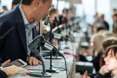 Check-in-Situation bei einem medizinischen Kongress mit Namensschildern
