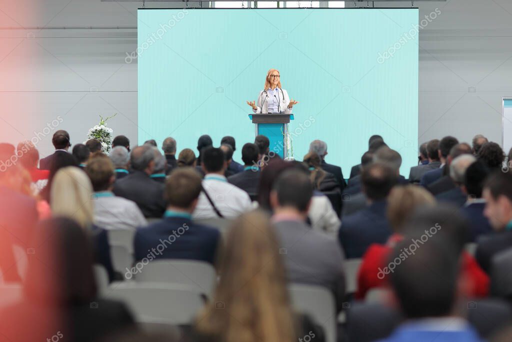 Medizinischer Kongress mit Vortrag auf Bühne