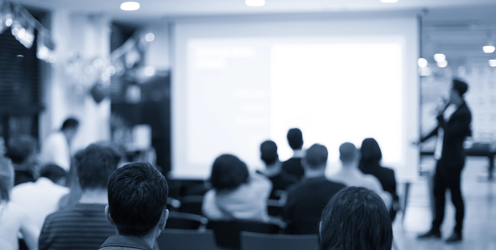 Blick in einen gut gefüllten Vortragssaal bei einem medizinischen Kongress