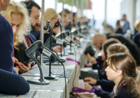 Check-in-Situation bei einem medizinischen Kongress mit Namensschildern