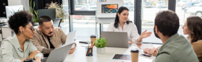 Team von Assistenz³ bei einer gemeinsamen Besprechung im Büro
